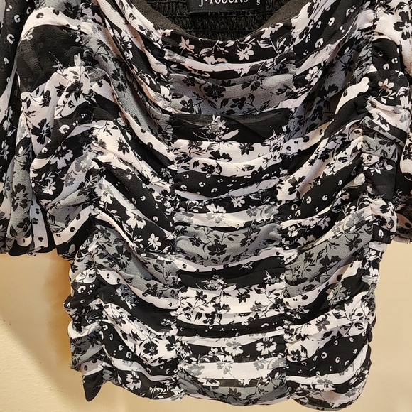 J.Roberts Women's Short Sleeves Smocked Blouse size S - Picture 5 of 11